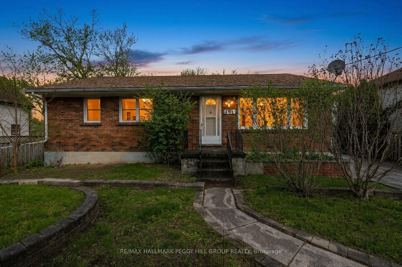 Detached House for sale at 104 Henry Street, Barrie, Ontario, L4N 1C8 - Queen's Park - MLS: S13096072