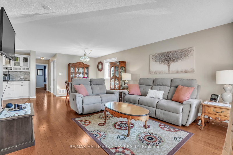 35 Butternut Dr, Barrie, L4N 0E3 | Image 2