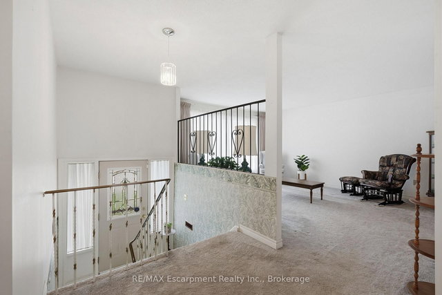 10 Farmingdale Crescent