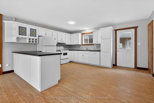 90 Farlain Lake Road W