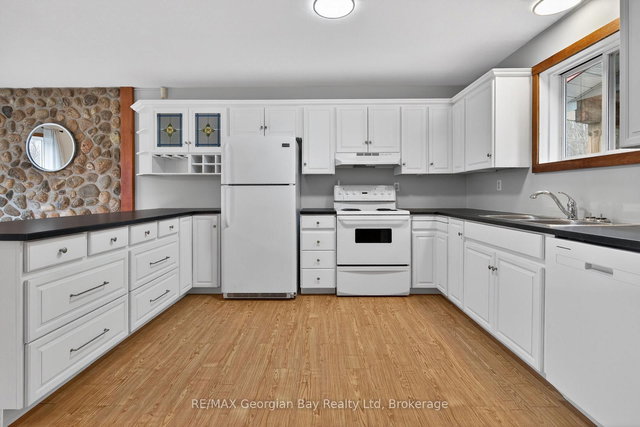90 Farlain Lake Road W