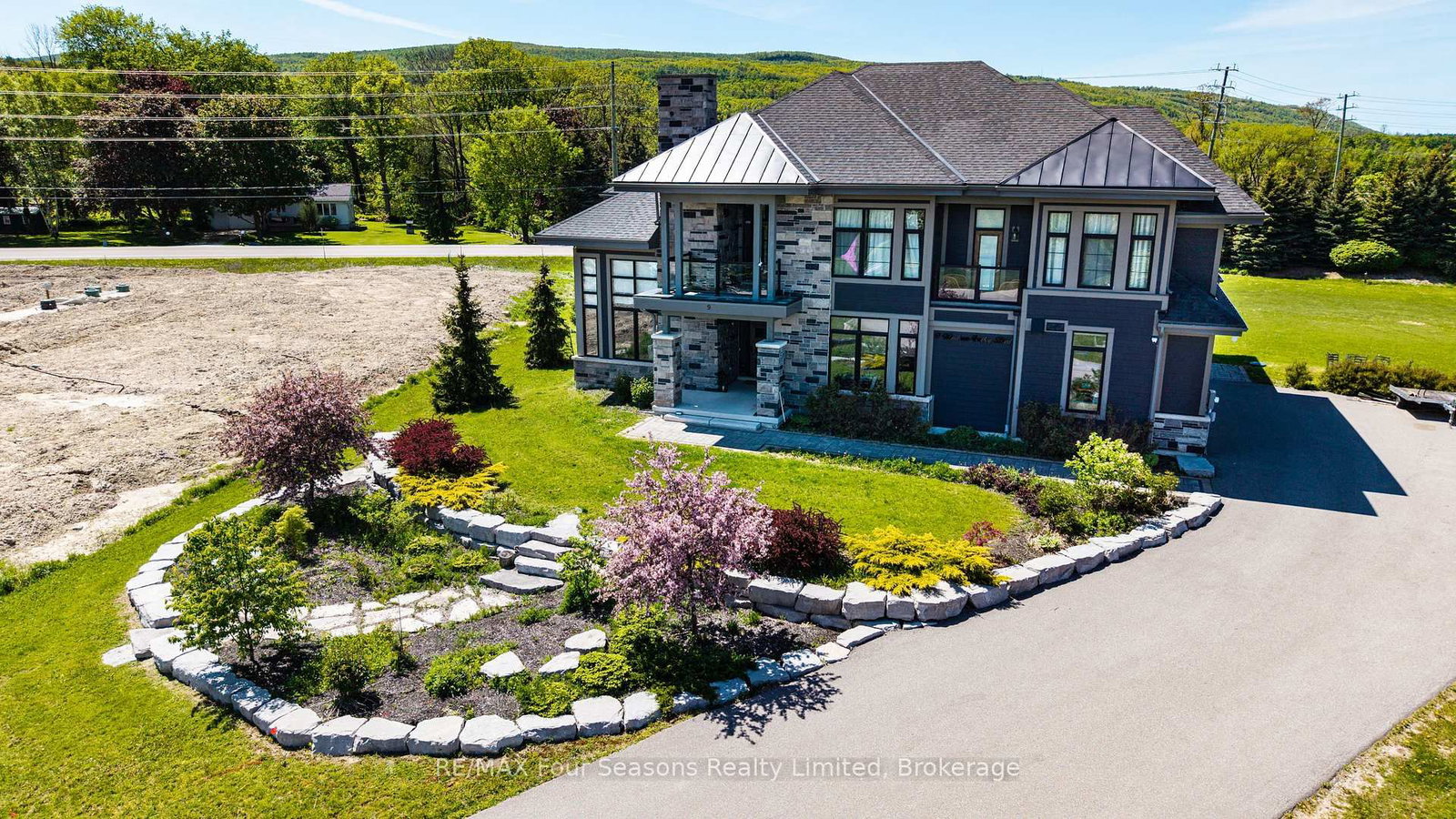 9 Windrose Valley Boulevard • Clearview, ON photo 2