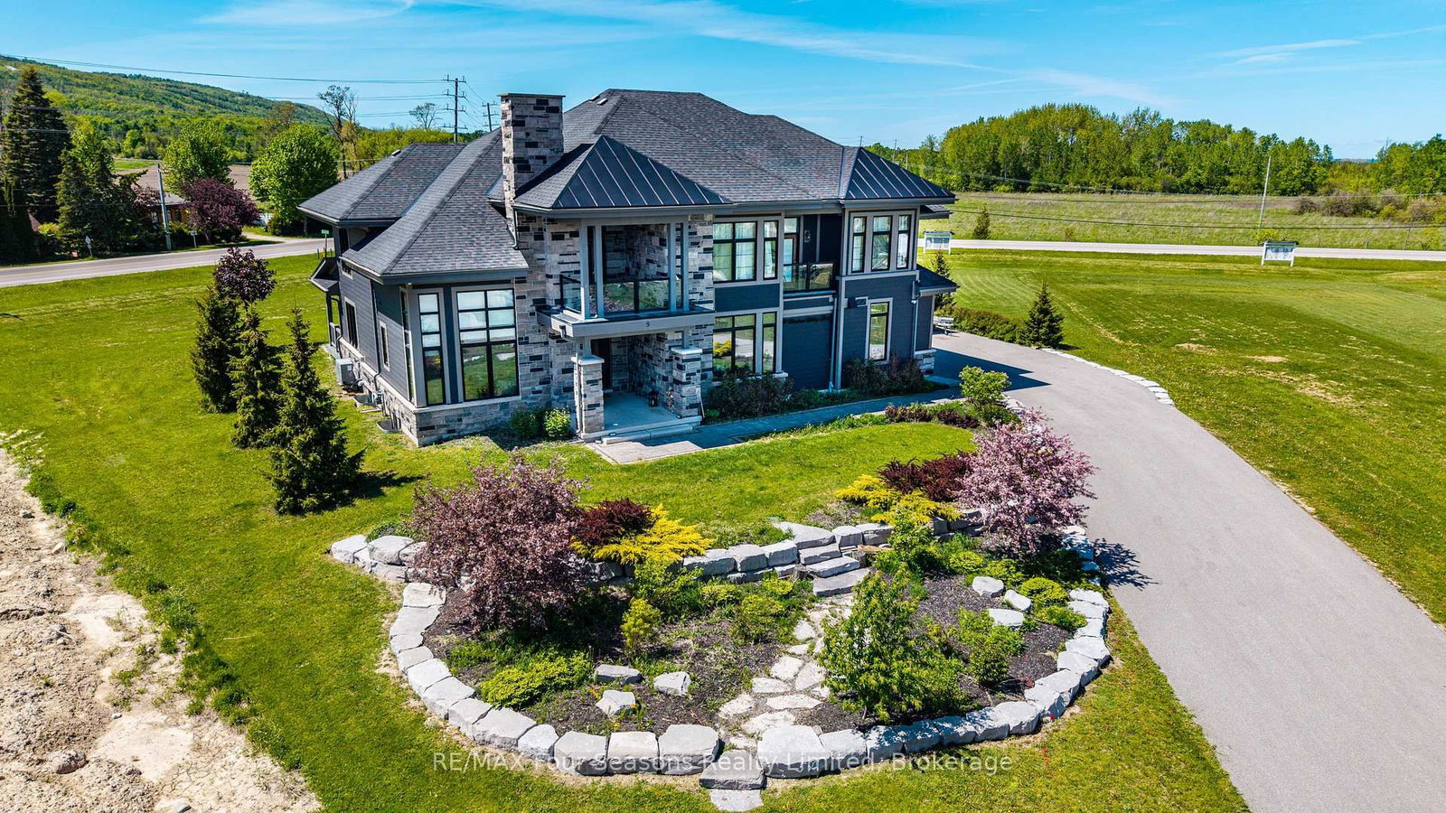 9 Windrose Valley Boulevard • Clearview, ON photo 3
