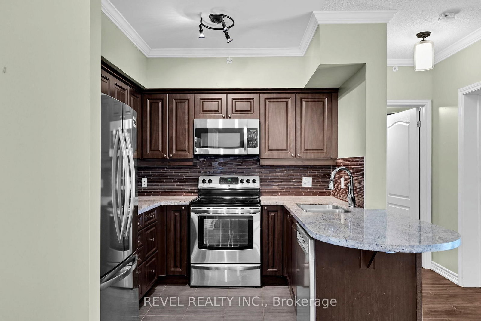 39 Ferndale Drive S • #106 • Barrie, ON photo 6