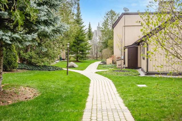 112 Escarpment Crescent