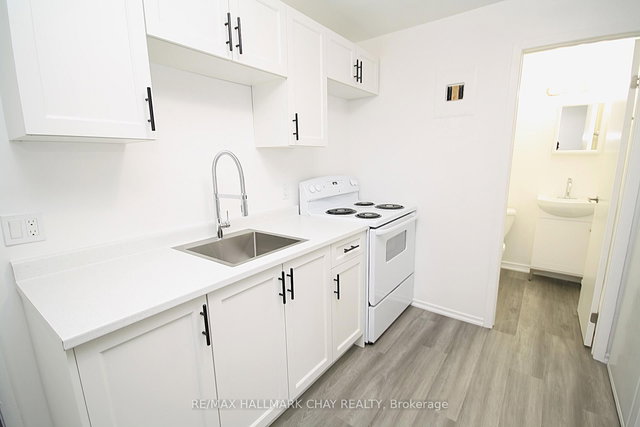 3 - 58 Queen Street W