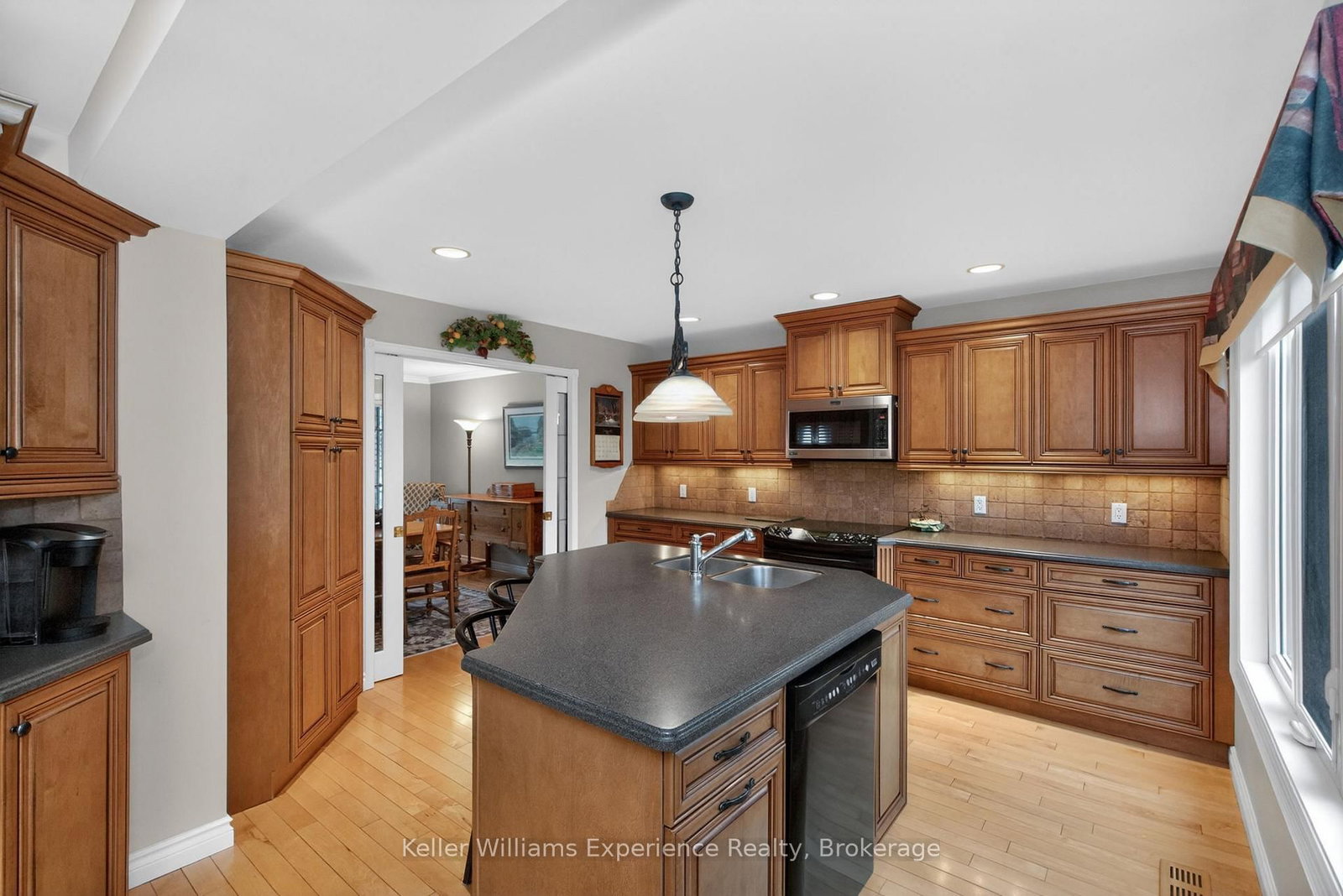 27 Rosewood Avenue • Springwater, ON photo 14