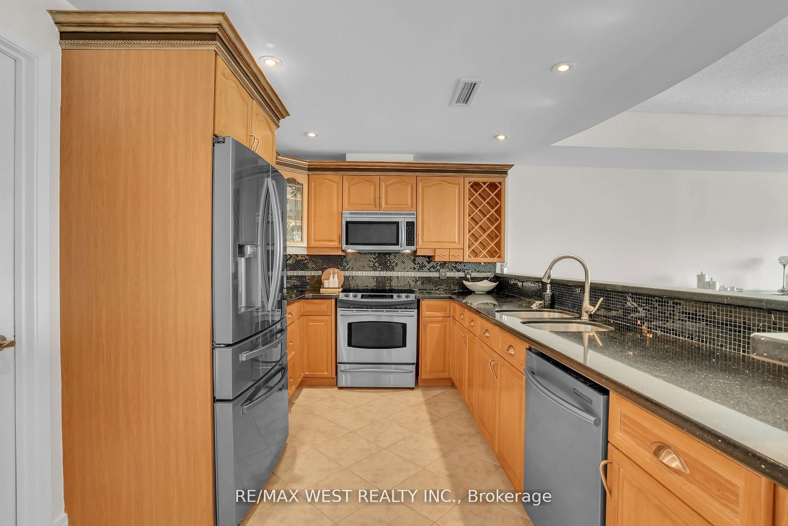 2 Toronto Street • #PH1 1 • Barrie, ON photo 3