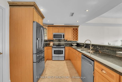 2 Toronto Street • #PH1 1 • Barrie, ON photo 3