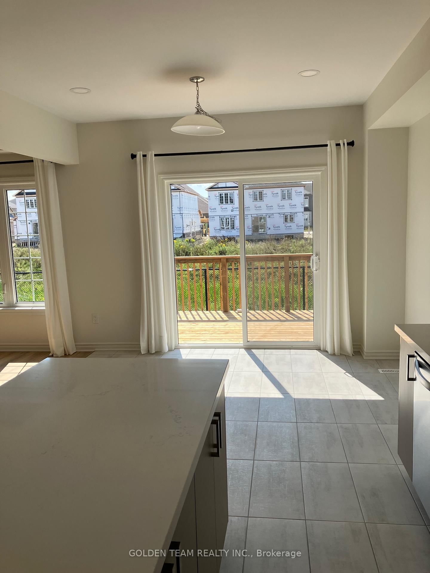 225 McKenzie Drive N - Photo 2