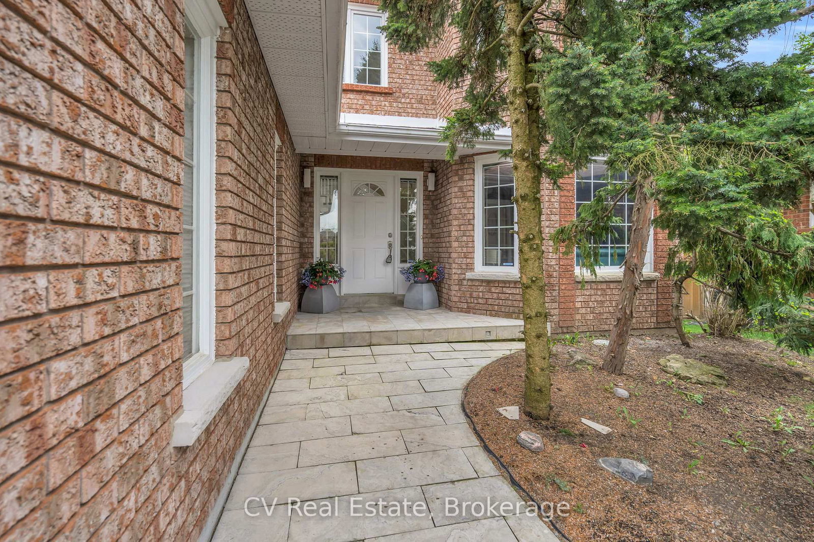 5 McCutcheon Court • Barrie, ON photo 8