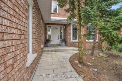 5 McCutcheon Court • Barrie, ON photo 8