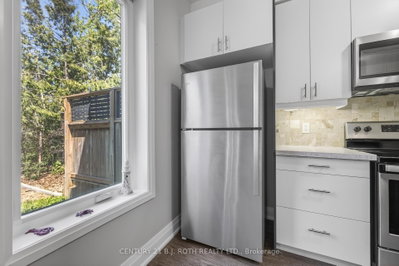 18 Stonehart Lane • Barrie, ON photo 9