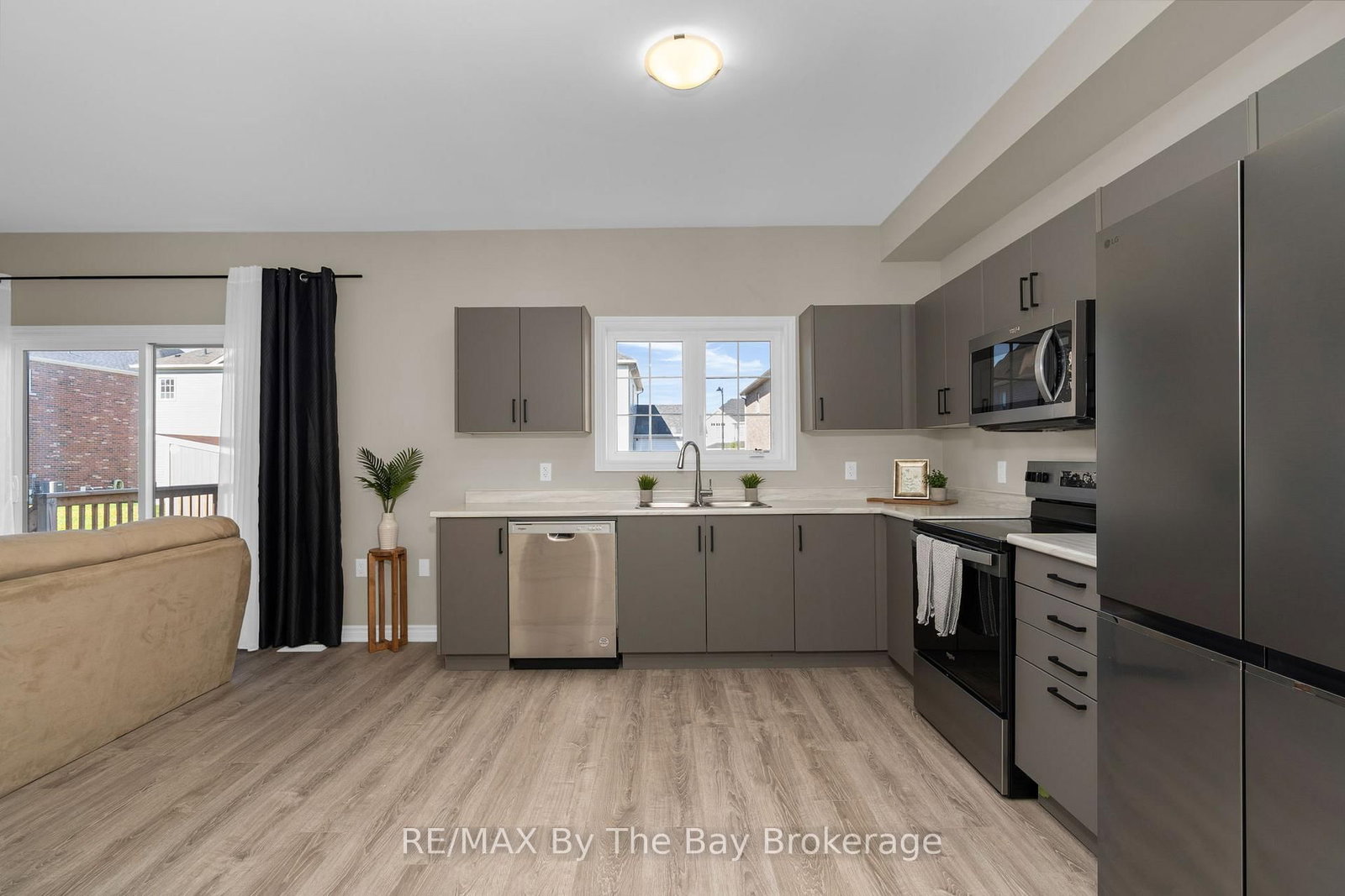 214 Cubitt Street • Clearview, ON photo 8