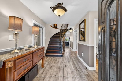 27 Golden Meadow Road • Barrie, ON photo 5