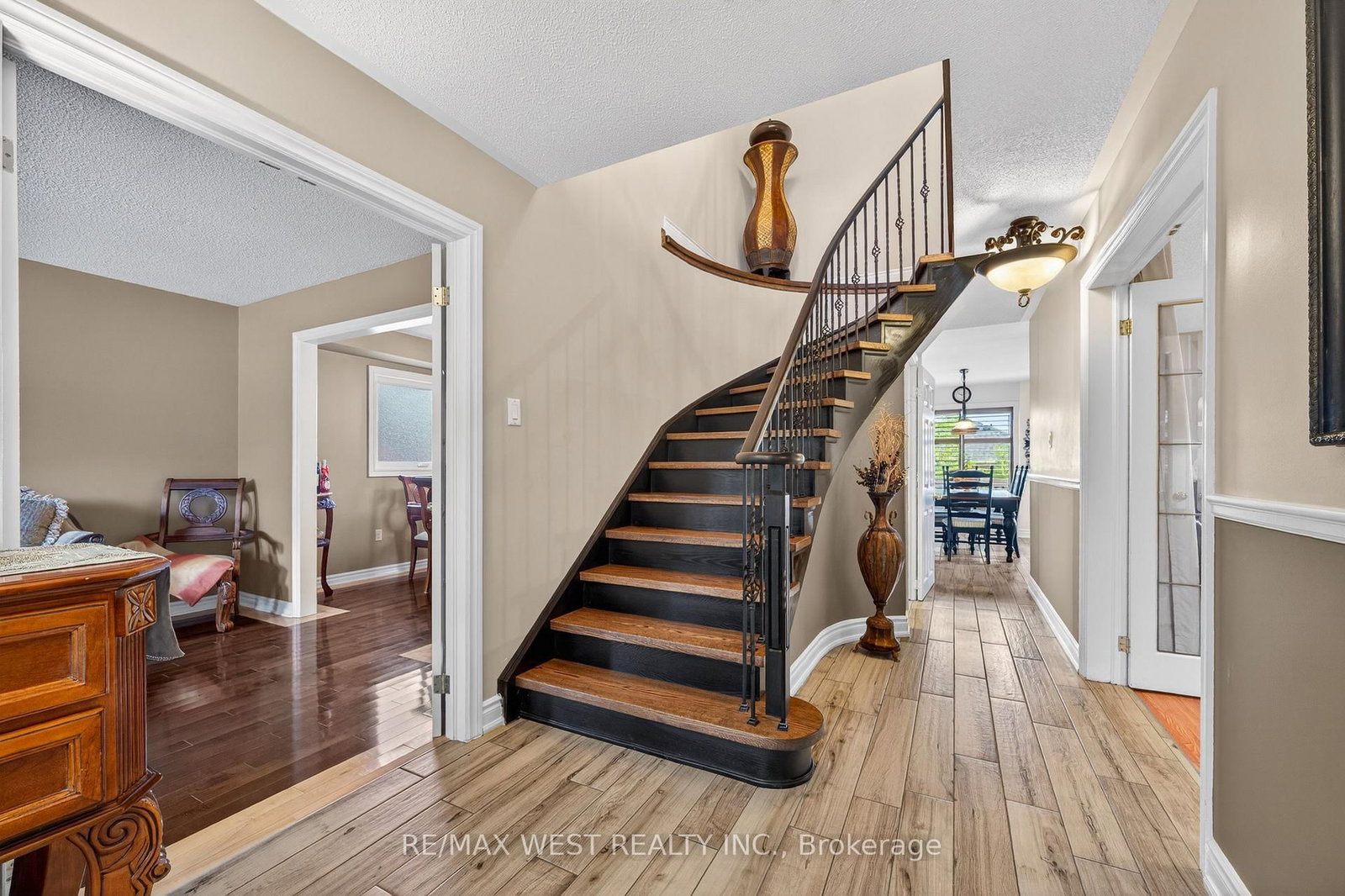 27 Golden Meadow Road • Barrie, ON photo 6