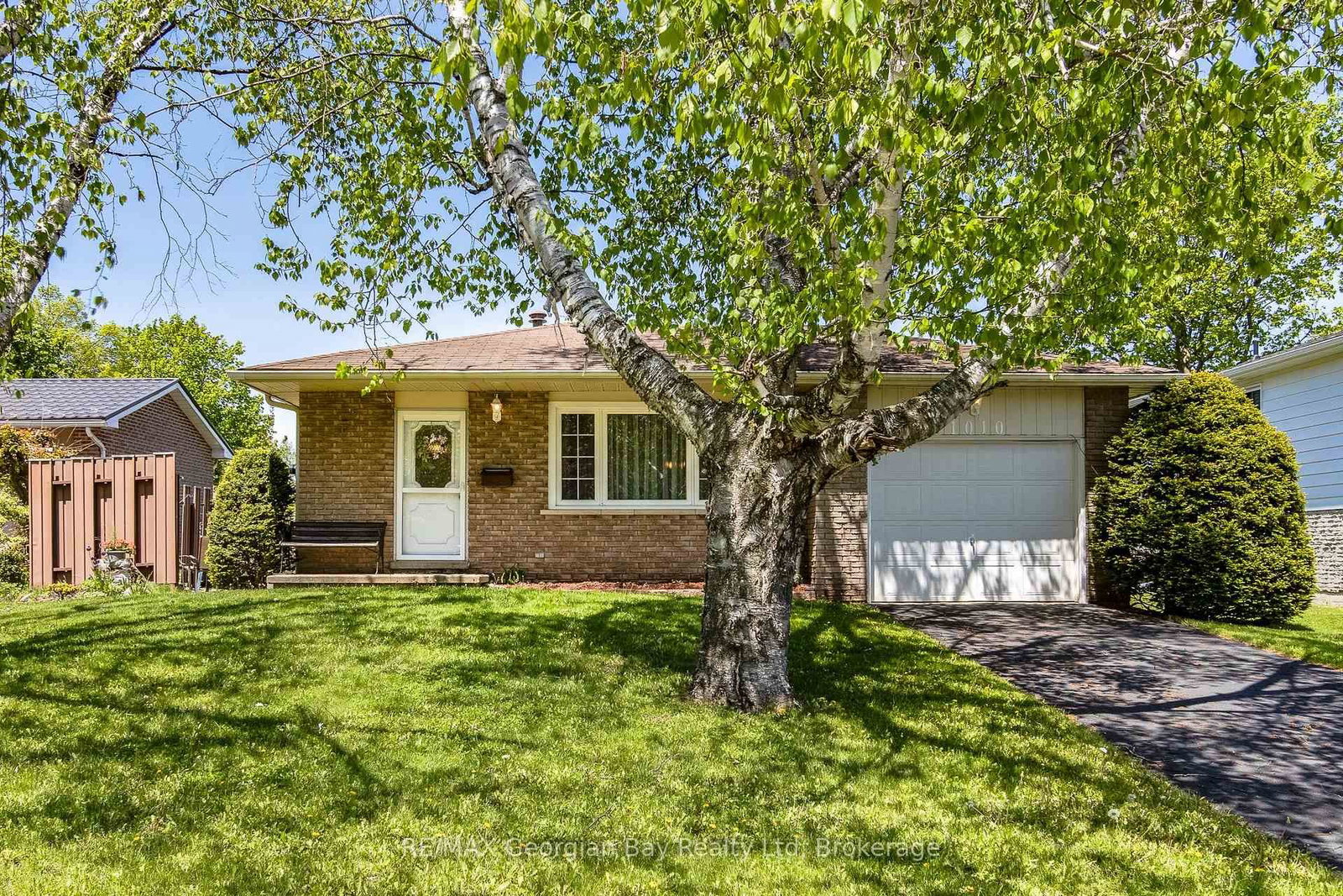 1010 Glen Eagles Crescent • Midland, ON photo 1