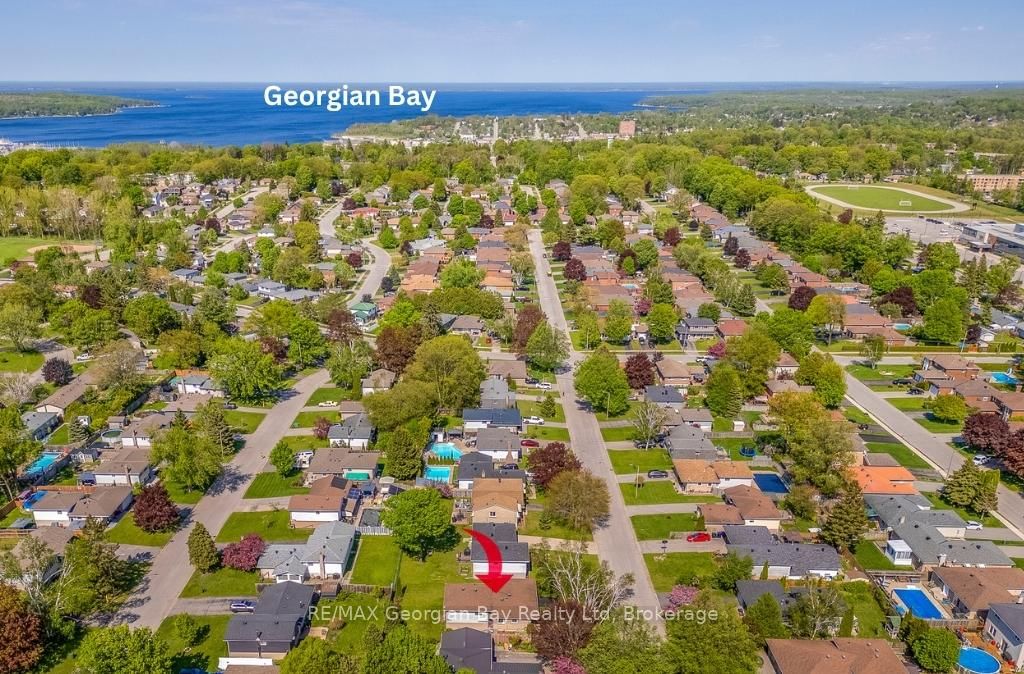 1010 Glen Eagles Crescent • Midland, ON photo 2