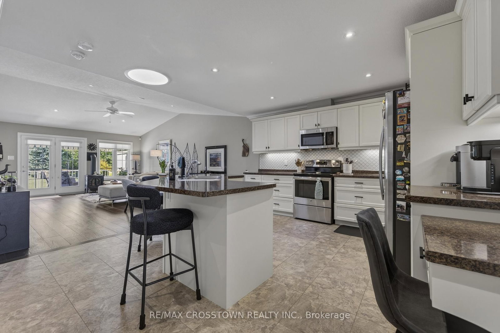 8 NEW YORK Avenue • Wasaga Beach, ON photo 14