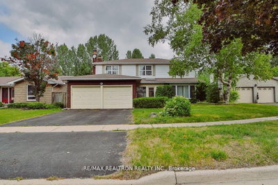 18 Debra Crescent — photo 2