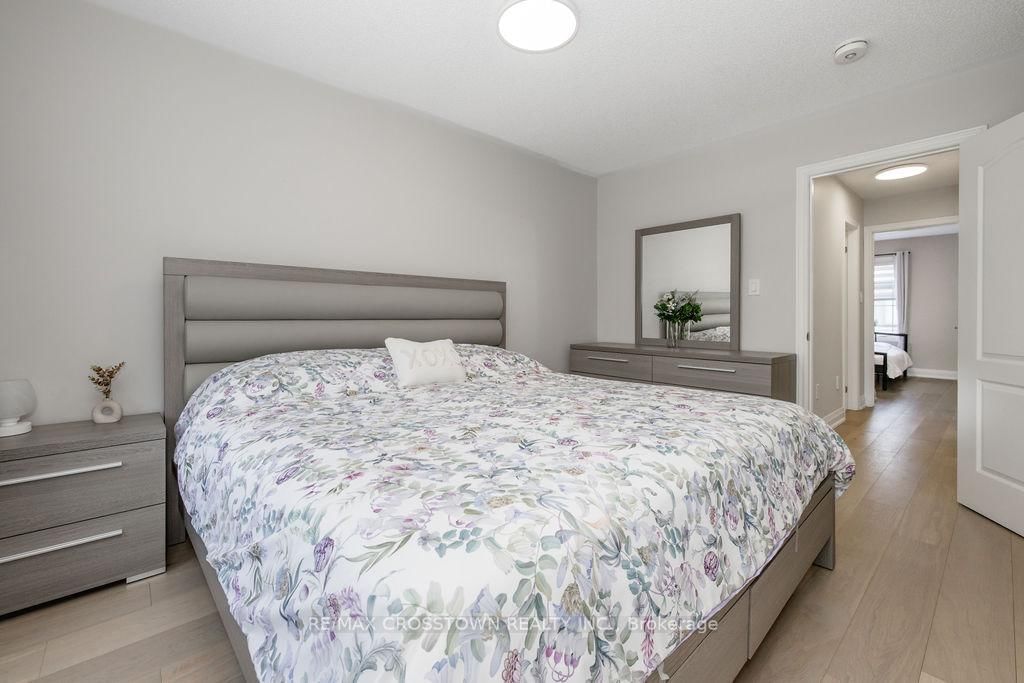 18 Deneb Street • Barrie, ON photo 12