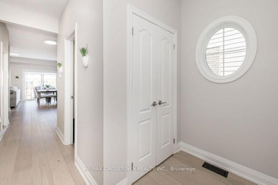 18 Deneb Street • Barrie, ON photo 4