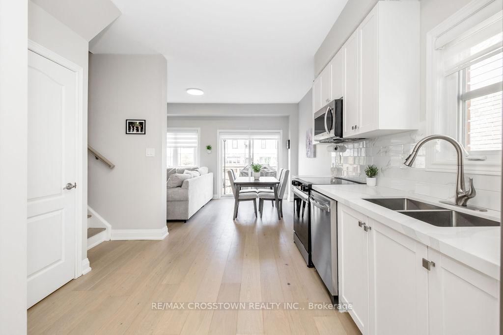 18 Deneb Street • Barrie, ON photo 7