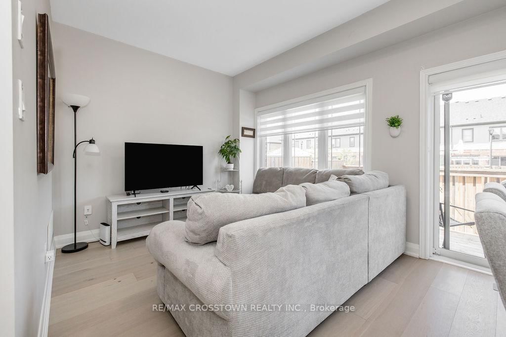 18 Deneb Street • Barrie, ON photo 9