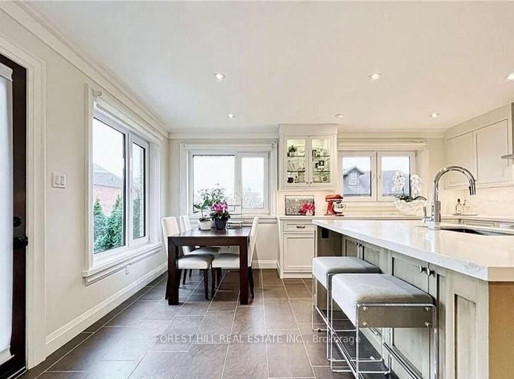 27 BERCZY Street • Barrie, ON photo 5