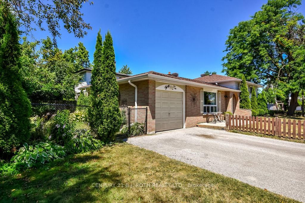 32 Lonsdale Place • Barrie, ON photo 3