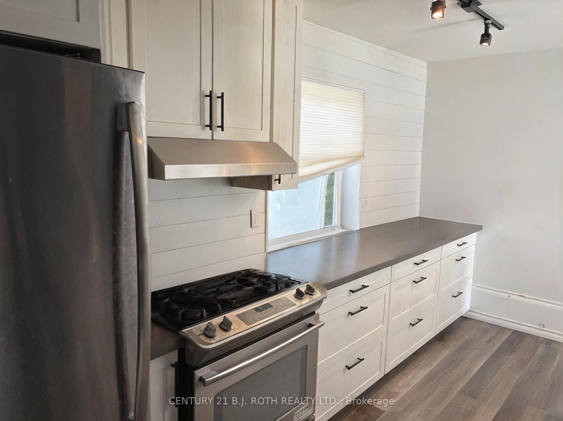 253 Dunlop Street E
