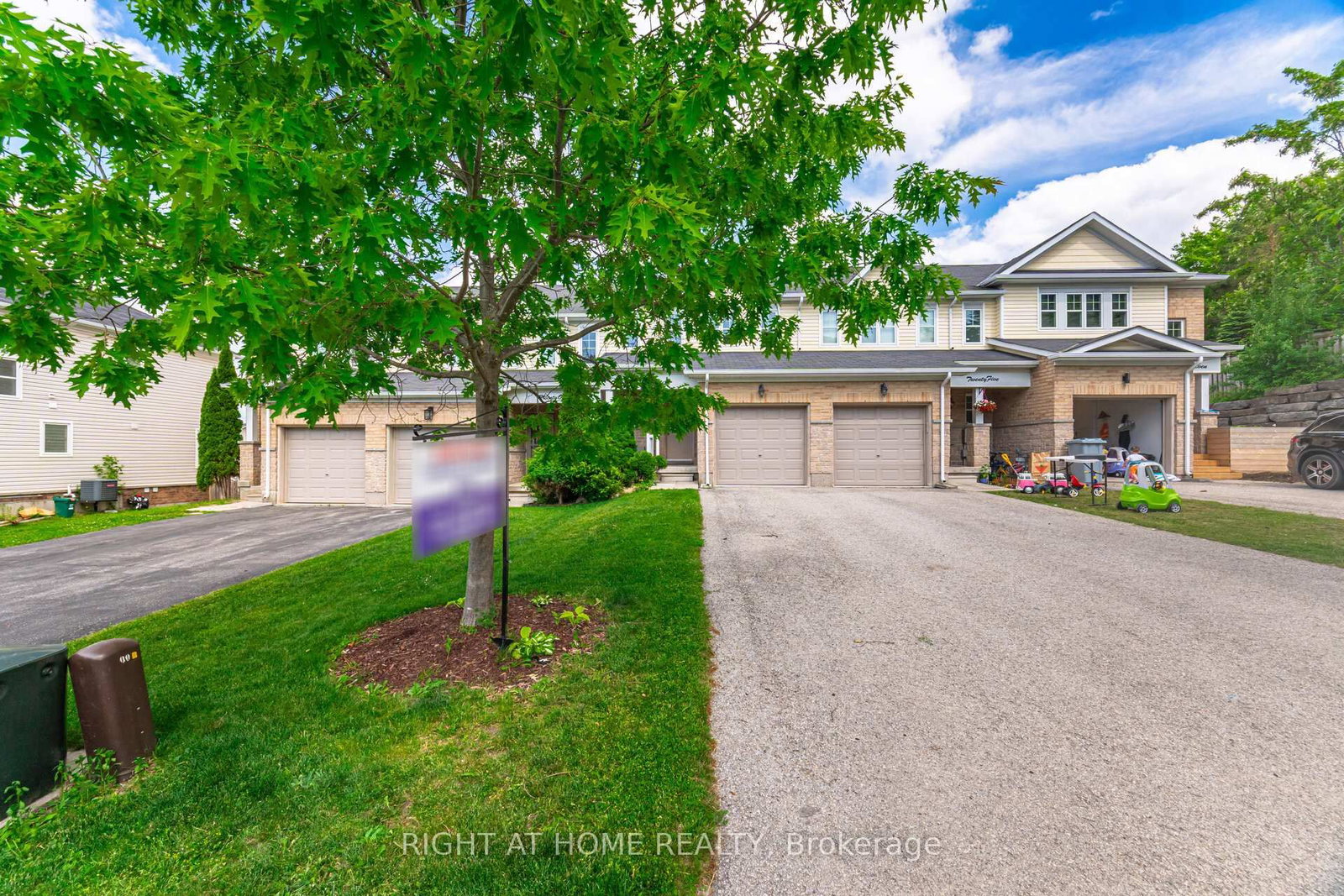 23 Peartree Court • Barrie, ON photo 4