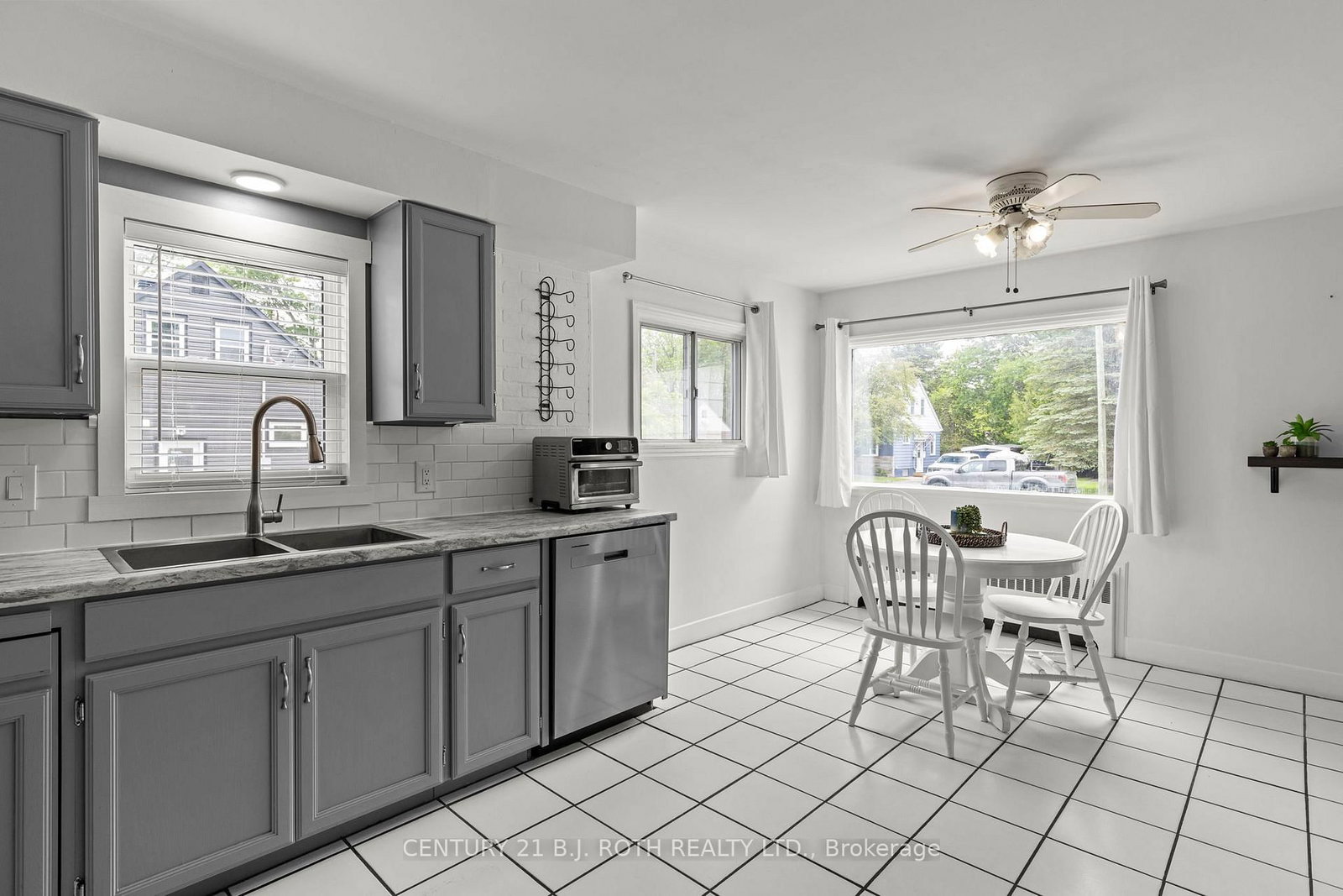 52 Marcus Street • Barrie, ON photo 8