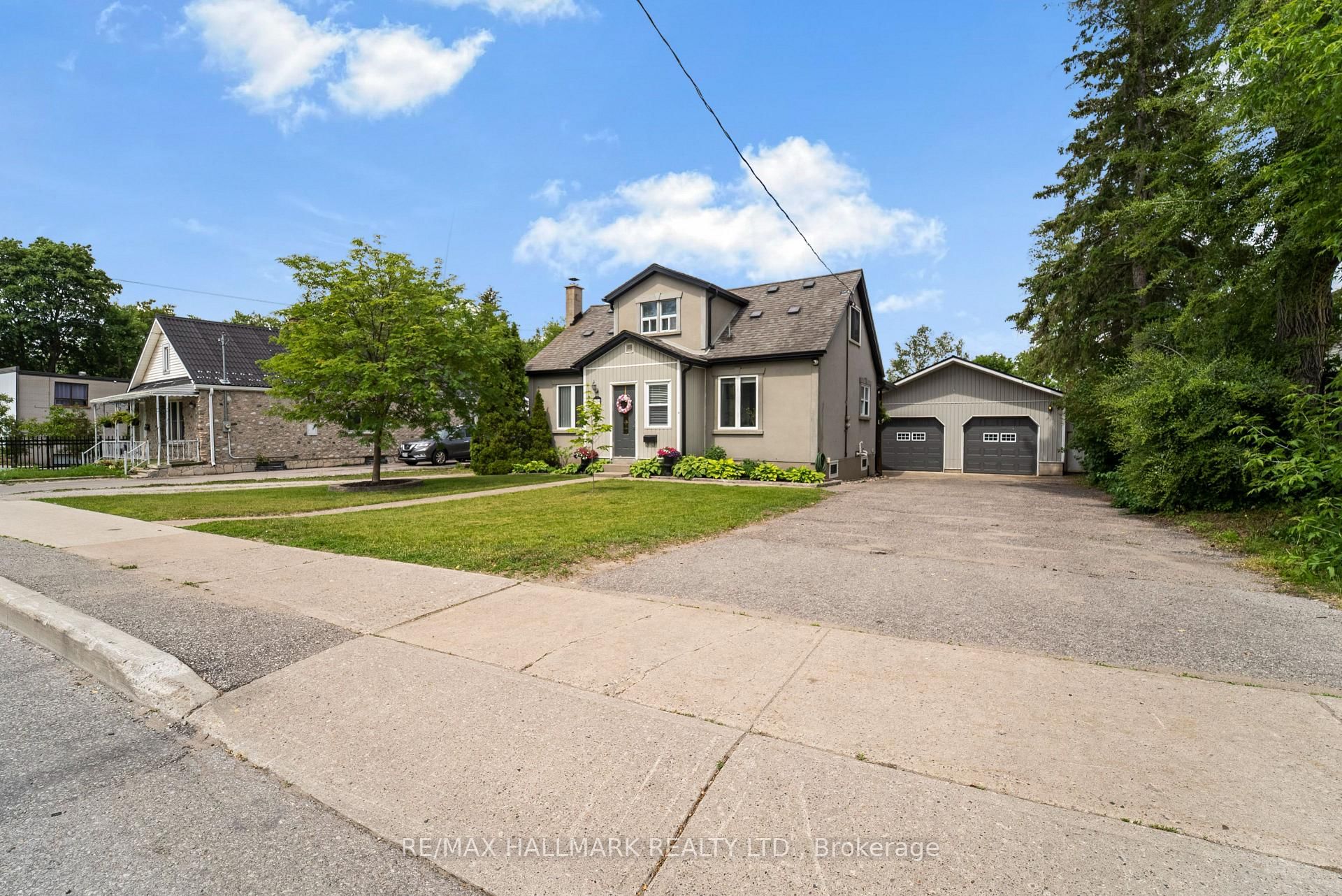 225 Innisfil Street