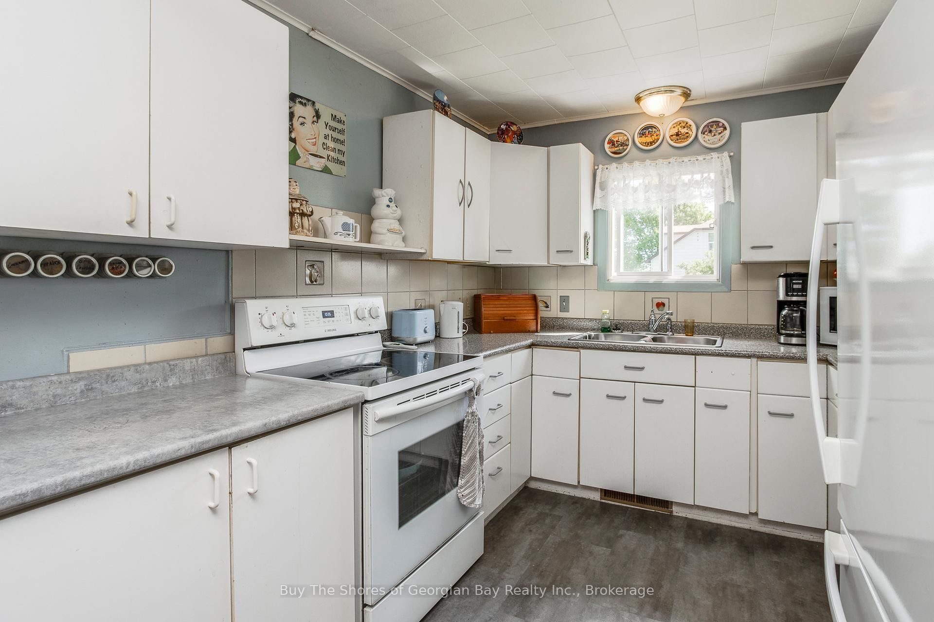 17 Balm Beach Road E