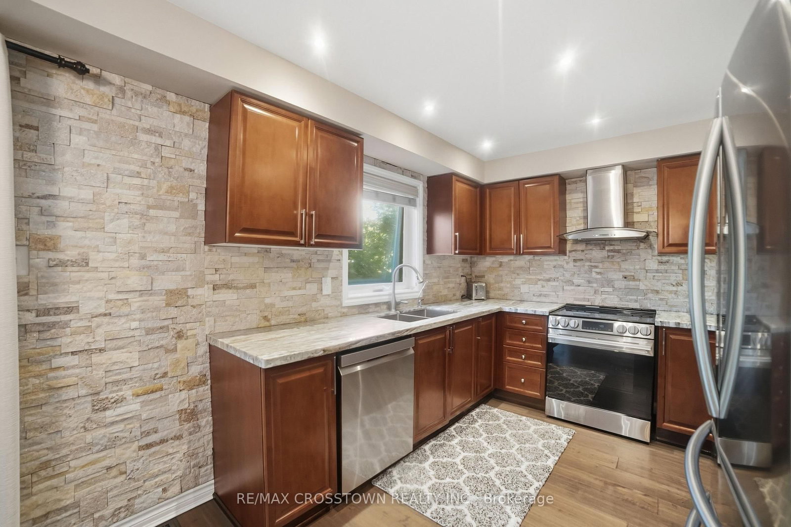 17 Counsellor Terrace • Barrie, ON photo 9