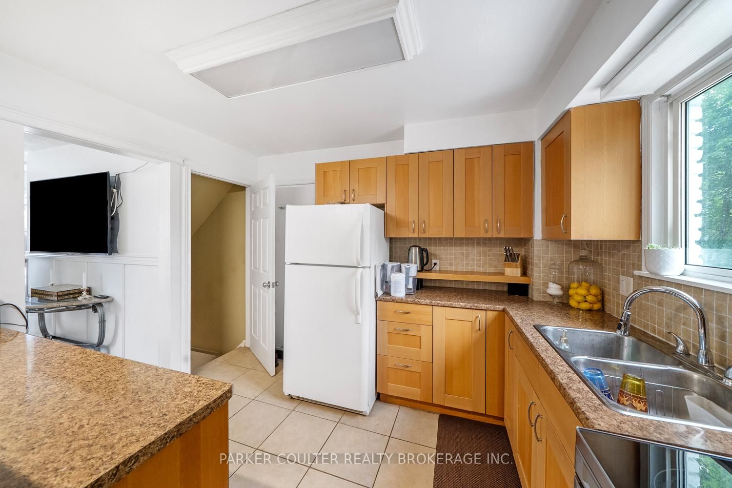 23 Chaucer Crescent • Barrie, ON photo 9