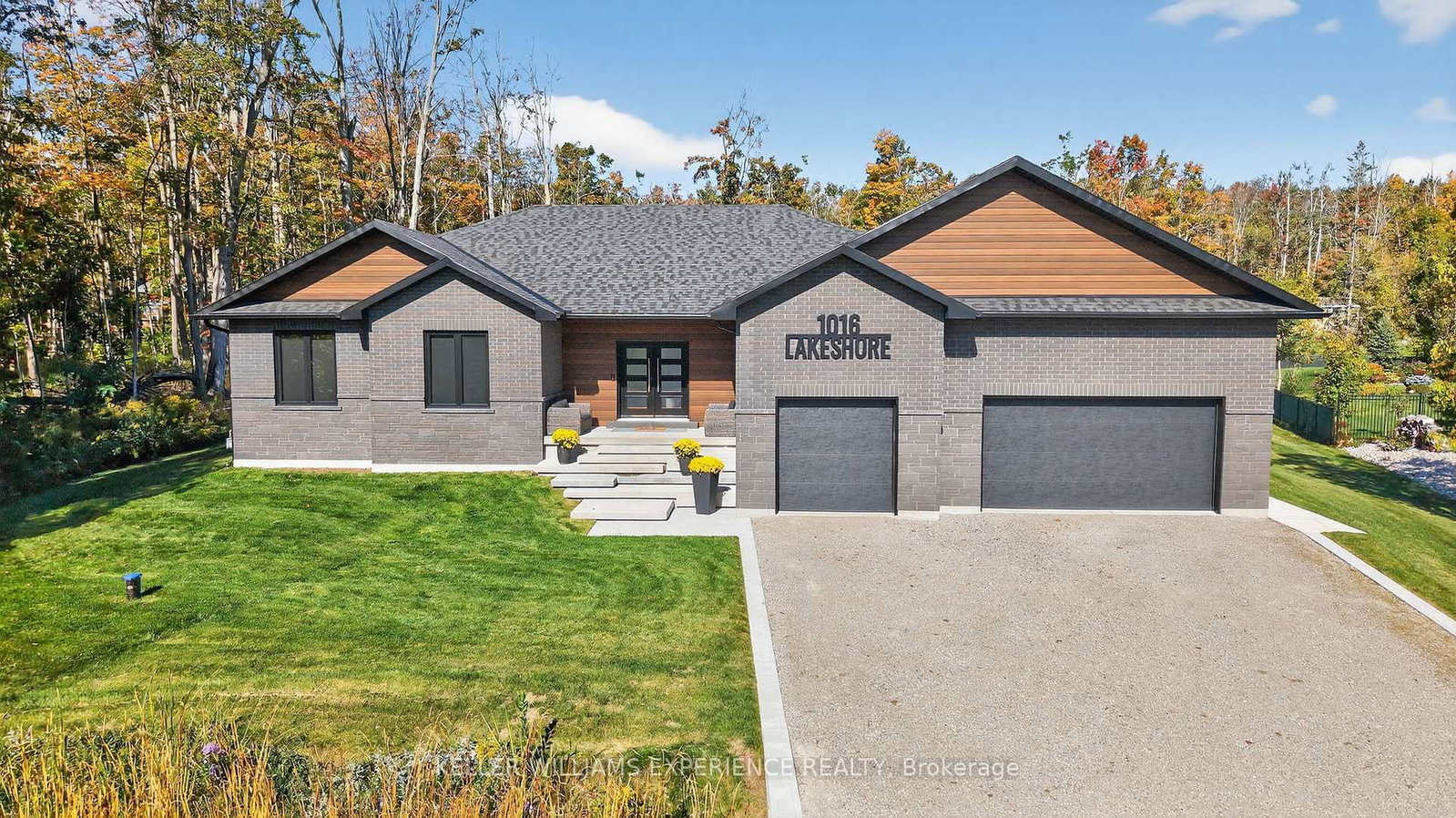 1016 E Lakeshore Road • Oro-Medonte, ON photo 1
