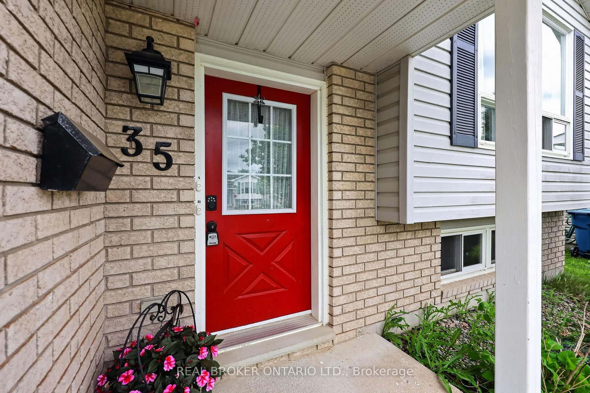 35 Courtney Crescent