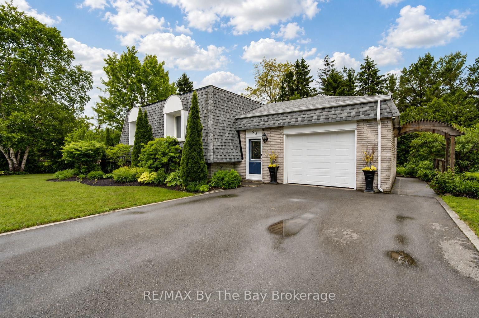 93 Frederick Dr S/s Drive • Wasaga Beach, ON photo 2