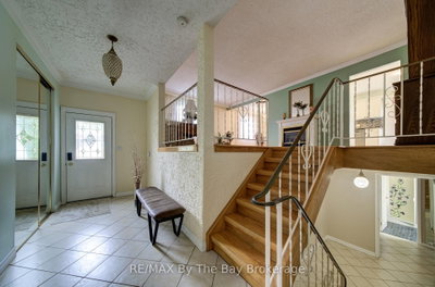 93 Frederick Dr S/s Drive • Wasaga Beach, ON photo 8