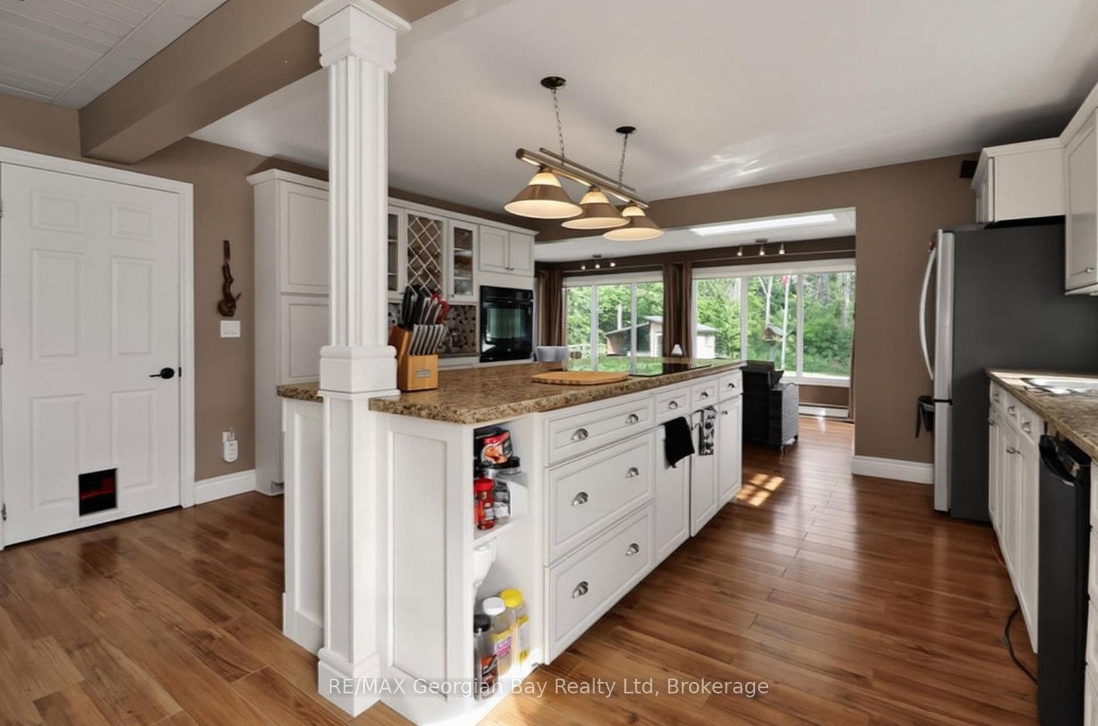 Listing Image 12