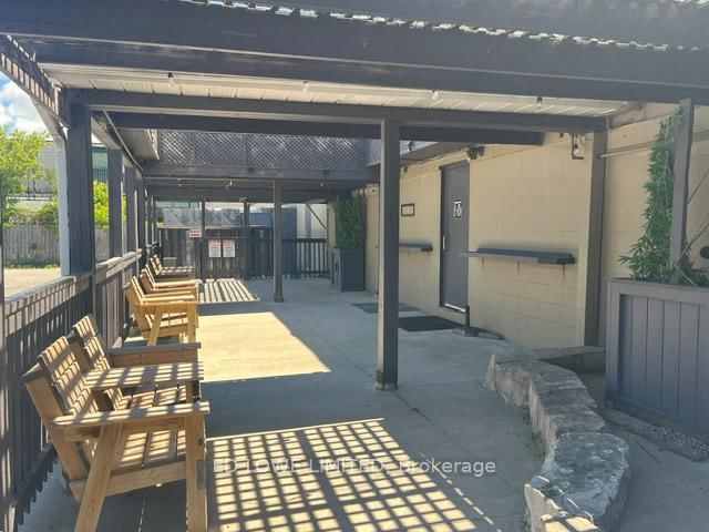 428 Dunlop Street W