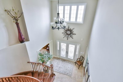 38 Camelot Square • Barrie, ON photo 5