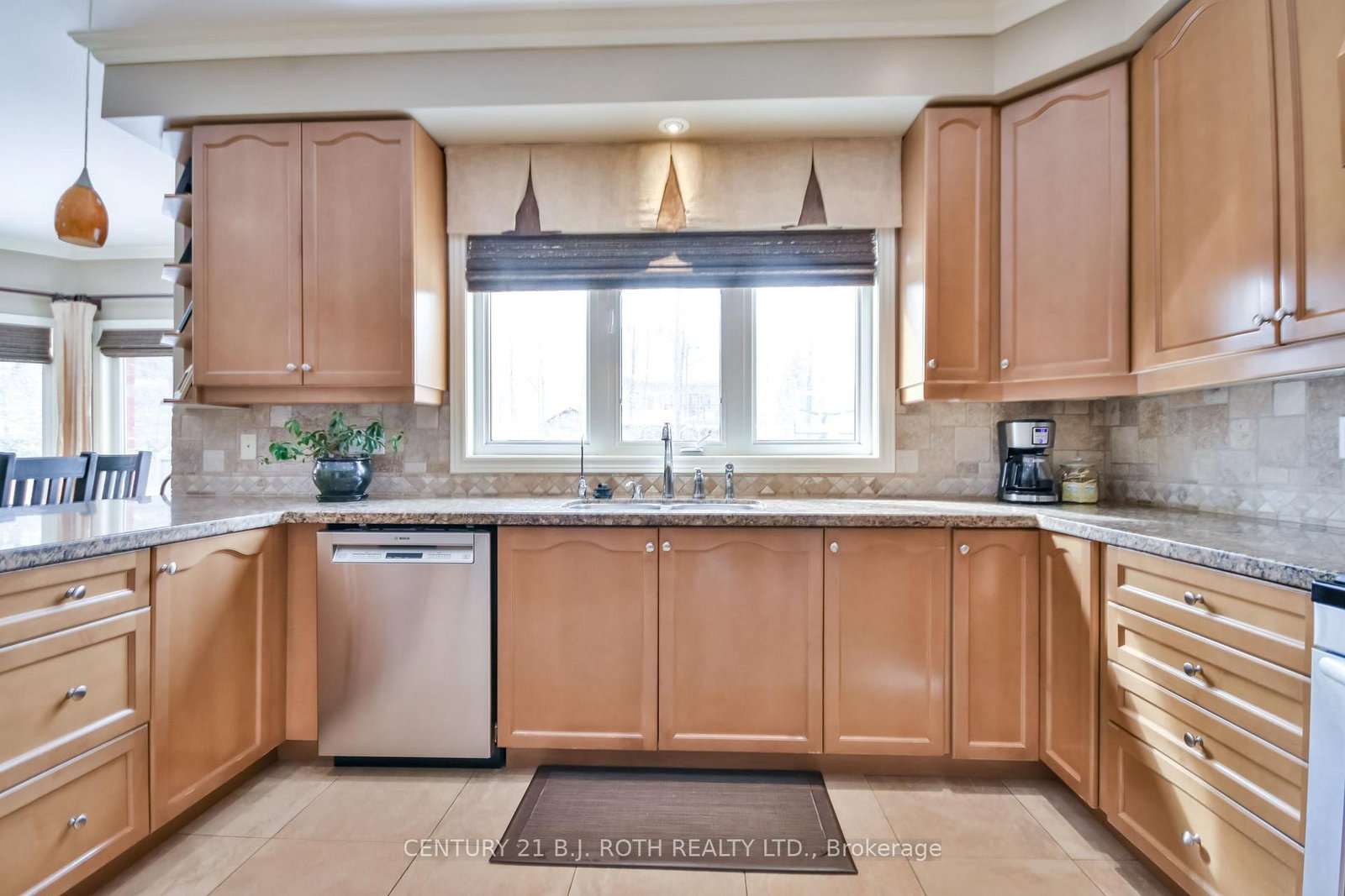 38 Camelot Square • Barrie, ON photo 9