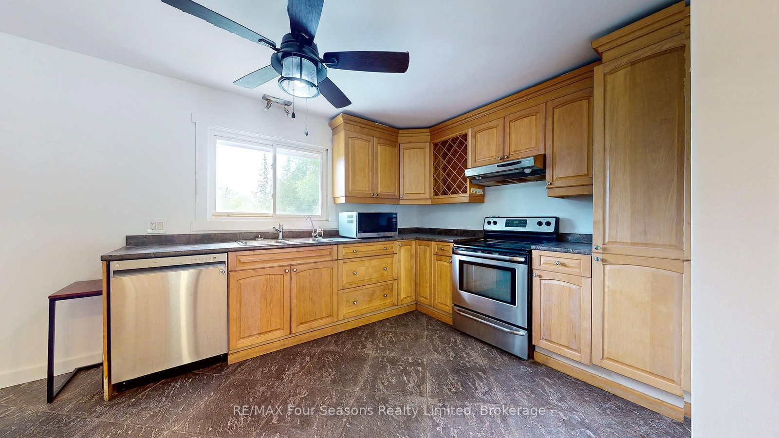 2133 Klondike Park Road • Wasaga Beach, ON photo 9