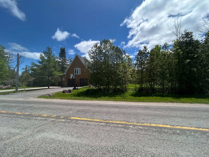 593 Lakeshore Road E