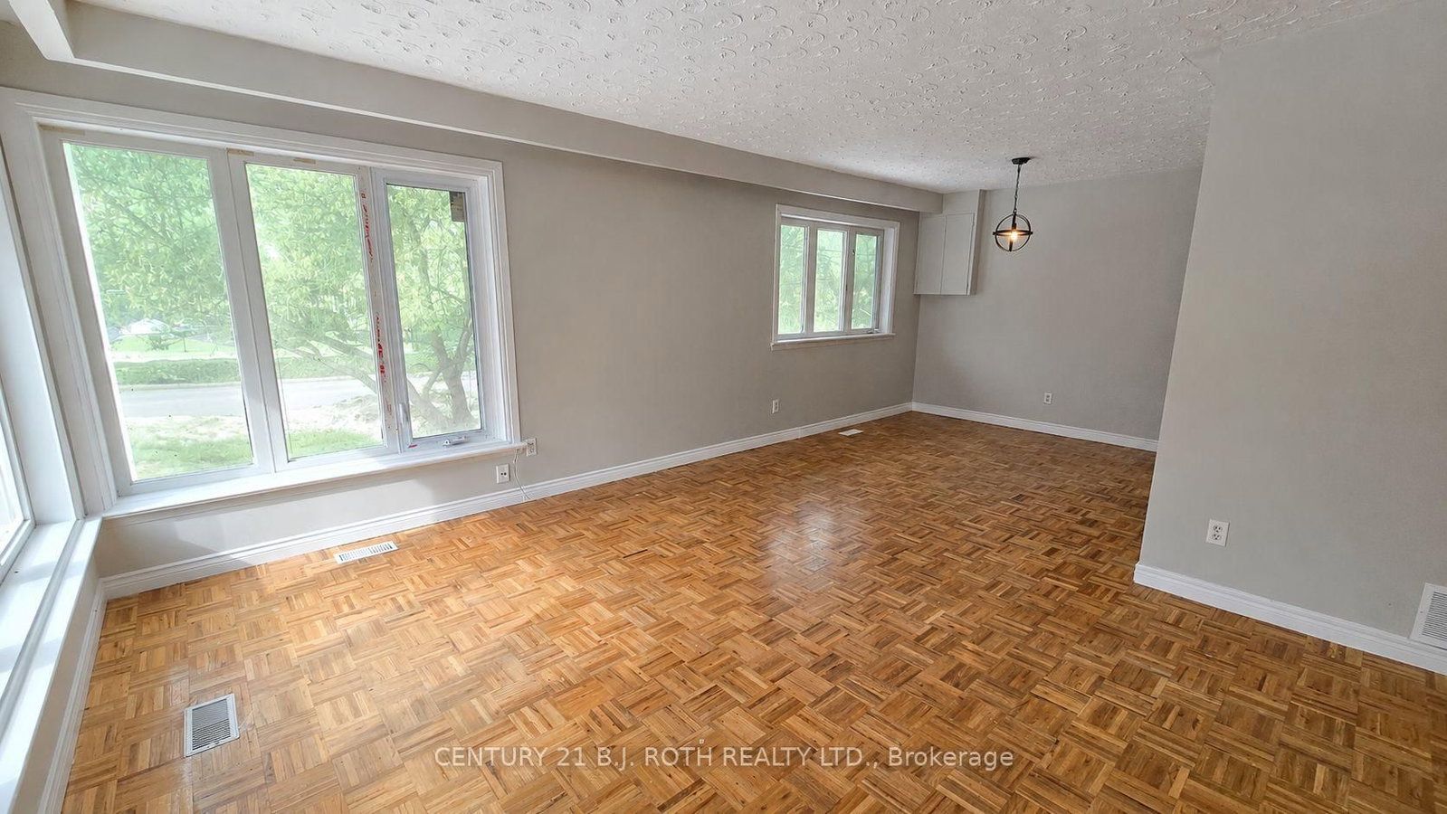 Upper - 41 Bayview Drive, Barrie 4