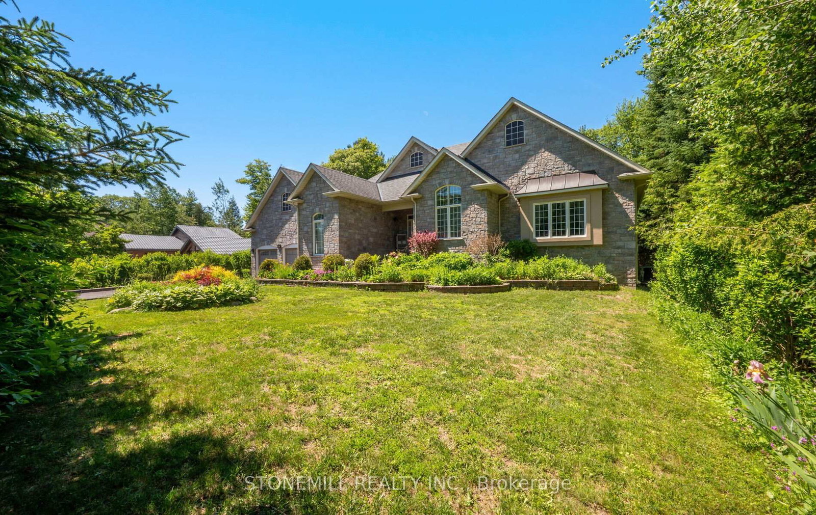868 Eastdale Drive • Wasaga Beach, ON photo 2