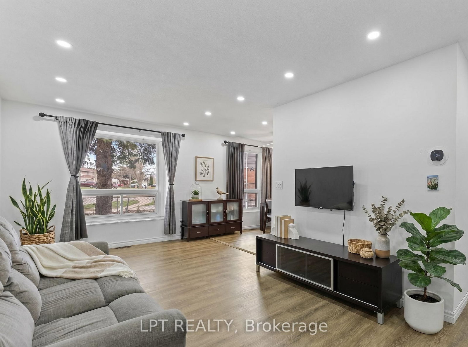 55H Chaucer Crescent • Barrie, ON photo 1